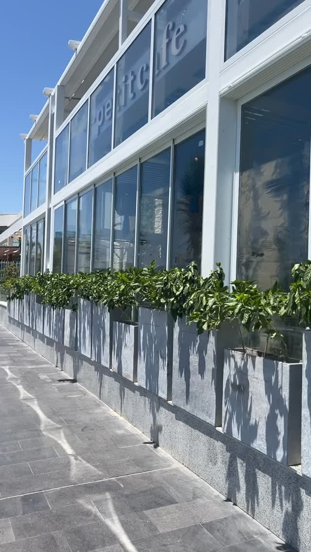 Cidde'deki Marina ve Petit Cafe projesine ait cam cephe uygulaması