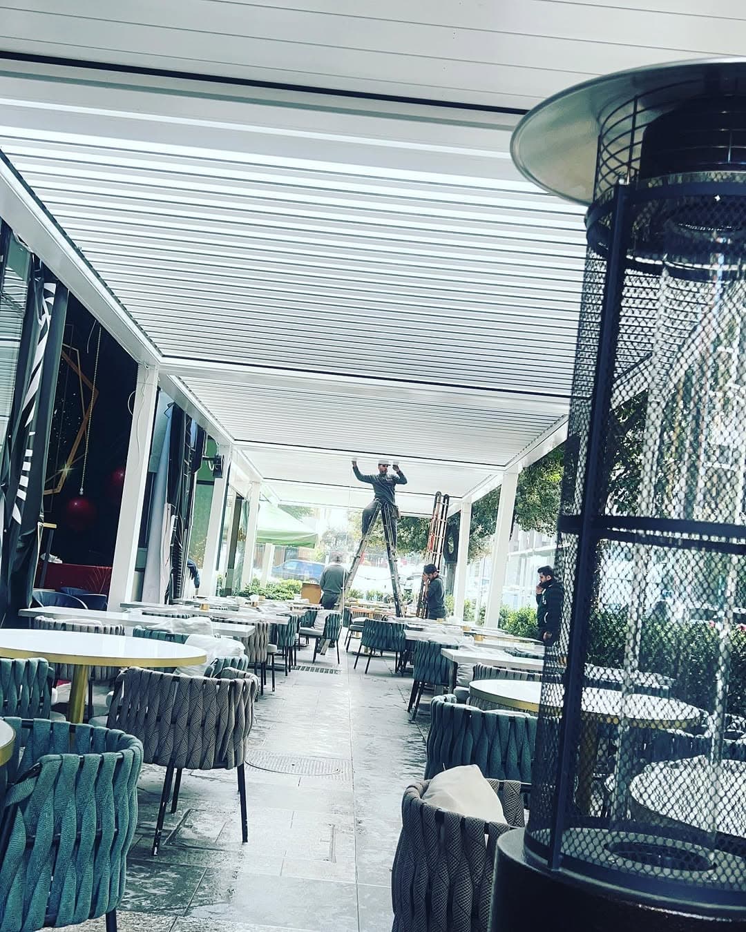 Beyrut'taki Muhana Cafe projesinde beyaz bioklimatik pergola uygulaması
