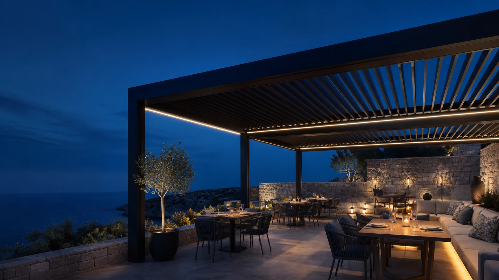 Lacivert bioklimatik pergola altında, sıcak LED ışıklarıyla aydınlanan Akdeniz terası