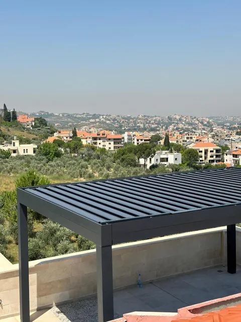 Manzaralı terasta lamel çatı